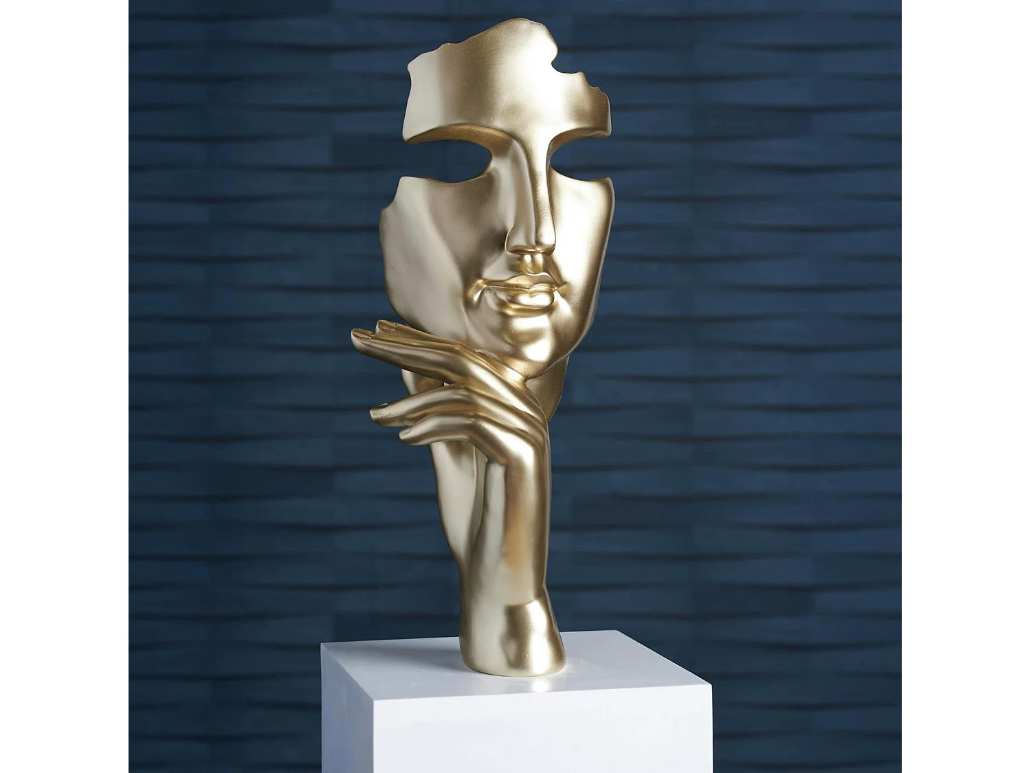 Sculpture moderne "Estilo" dorée socle blanc