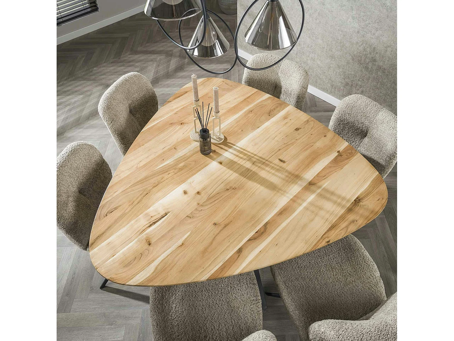 Table à manger en bois d'acacia forme triangulaire 135 cm MELBOURNE