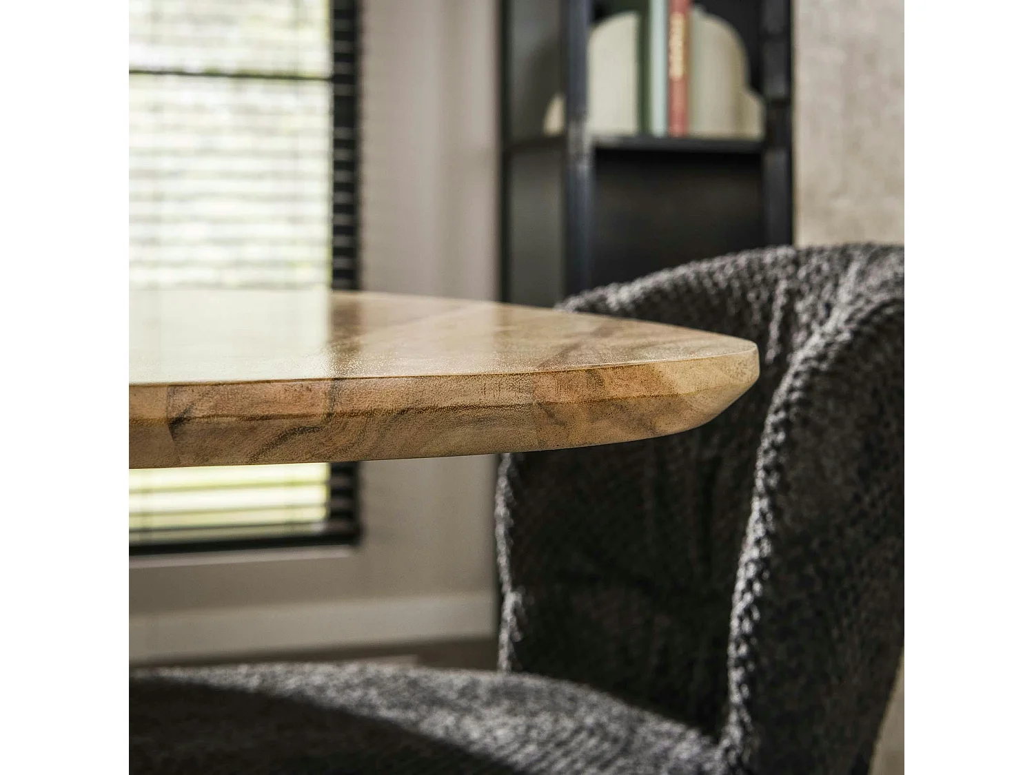 Table à manger en bois d'acacia forme triangulaire 135 cm MELBOURNE