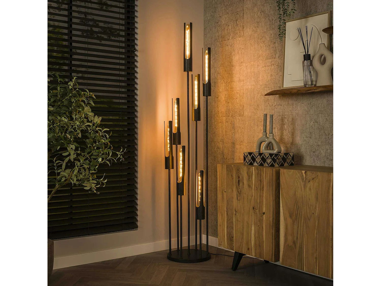 Lampadaire noir avec 7 abat-jour forme tube RALF