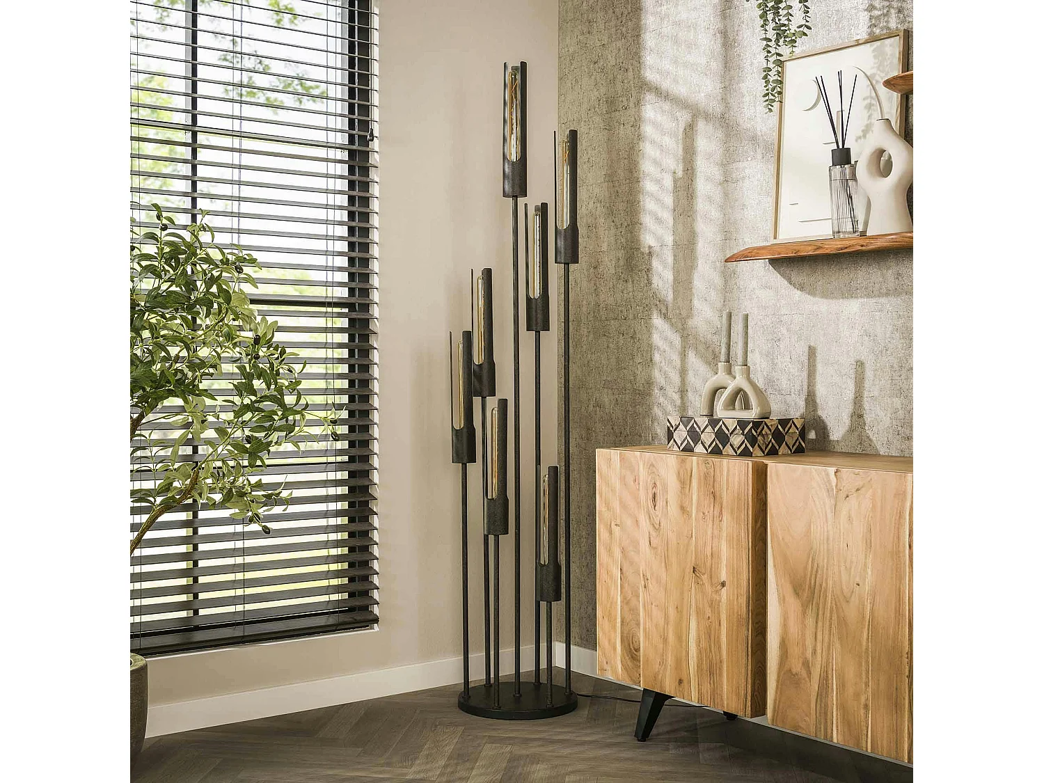 Lampadaire noir avec 7 abat-jour forme tube RALF