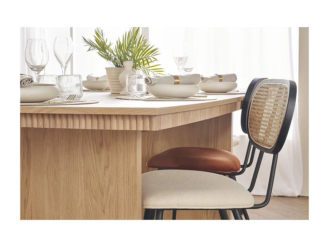 Set de 2 sillas de diseño de terciopelo terracota, metal negro y rejilla de ratán natural TOLMA