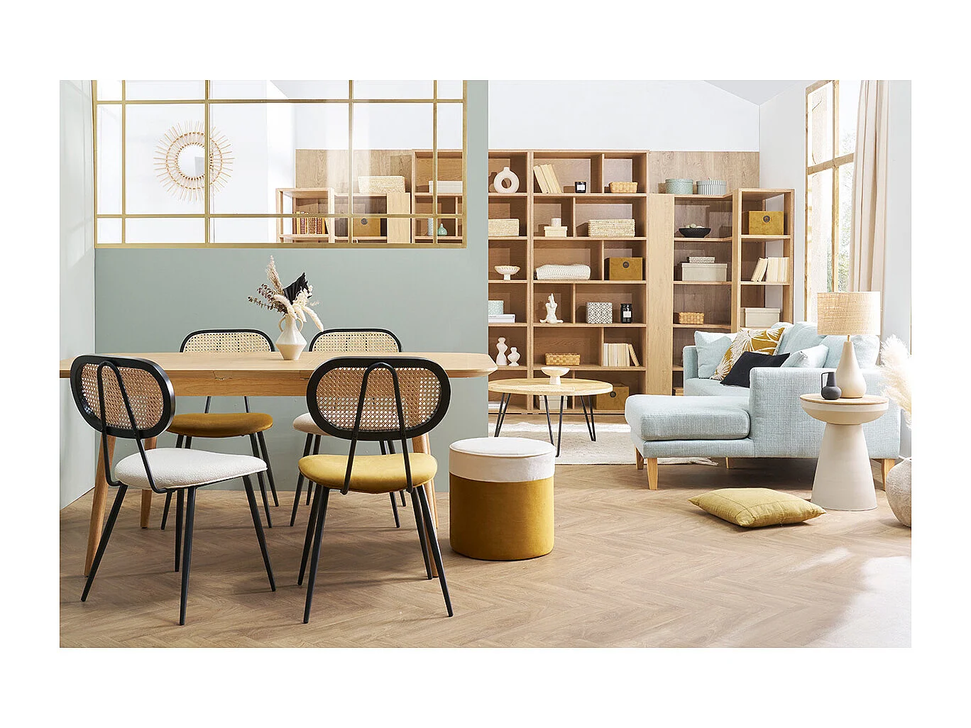 Sedie design in tessuto effetto lana bouclé bianco crema, metallo nero e motivo a intreccio rattan naturale (set di 2) TOLMA