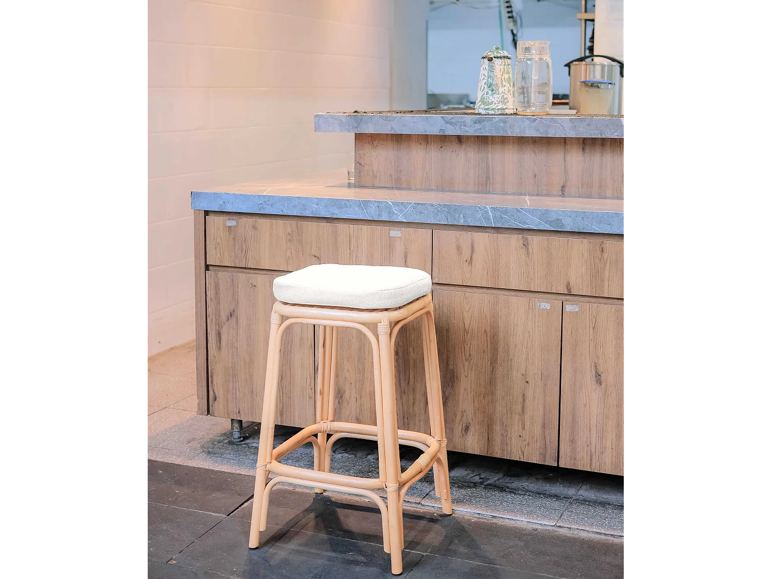 Lot de 2 tabourets de bar en rotin naturel et tissu beige