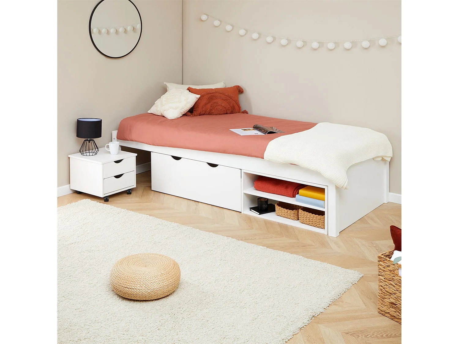 Lit fonctionnel SABRINA lit simple pour enfant, avec 1 table de chevet sur roulettes, 1 grand tiroir et 2 étagères, pin blanc
