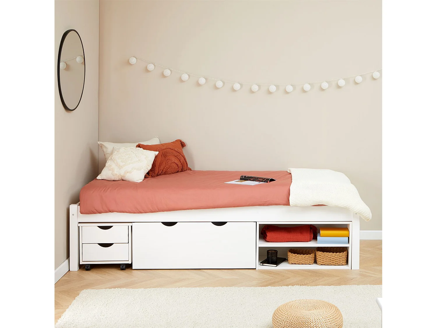 Lit fonctionnel SABRINA lit simple pour enfant, avec 1 table de chevet sur roulettes, 1 grand tiroir et 2 étagères, pin blanc