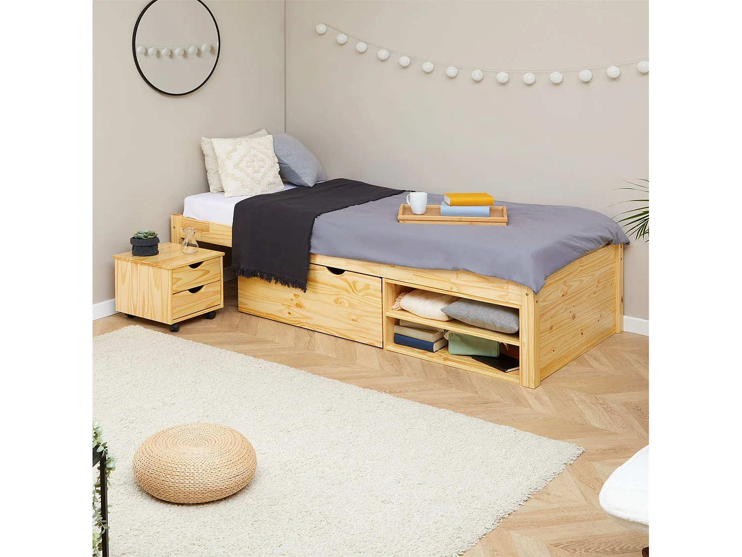 Lit fonctionnel SABRINA lit simple 90x190 cm pour enfant, 1 table de chevet sur roulettes, 1 grand tiroir et 2 étagère, pin naturel