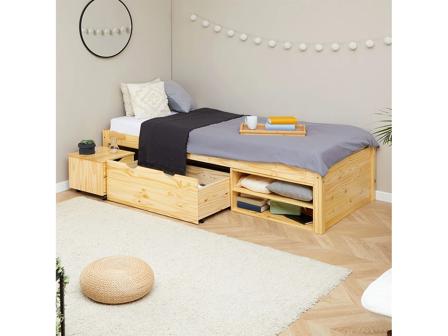 Lit fonctionnel SABRINA lit simple 90x190 cm pour enfant, 1 table de chevet sur roulettes, 1 grand tiroir et 2 étagère, pin naturel