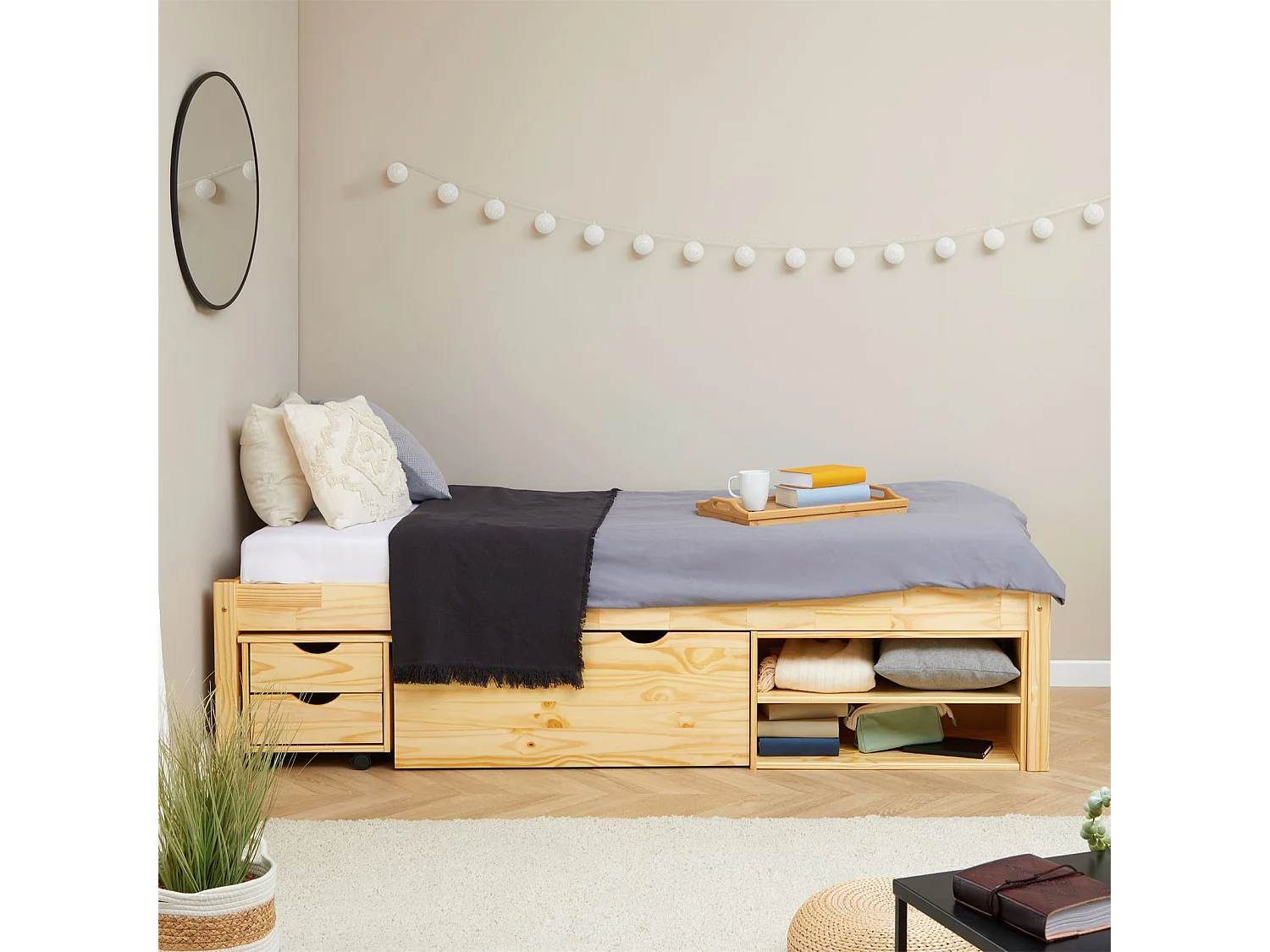 Lit fonctionnel SABRINA lit simple 90x190 cm pour enfant, 1 table de chevet sur roulettes, 1 grand tiroir et 2 étagère, pin naturel