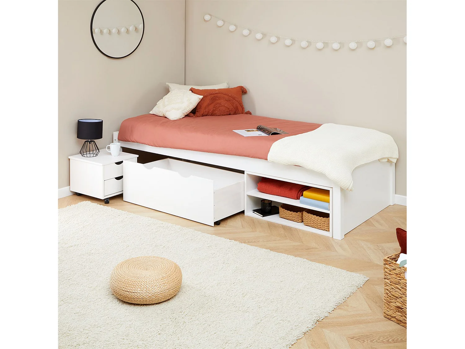 Lit fonctionnel SABRINA lit simple 90x190 cm pour enfant, 1 table de chevet sur roulettes, 1 grand tiroir et 2 étagère, en pin blanc