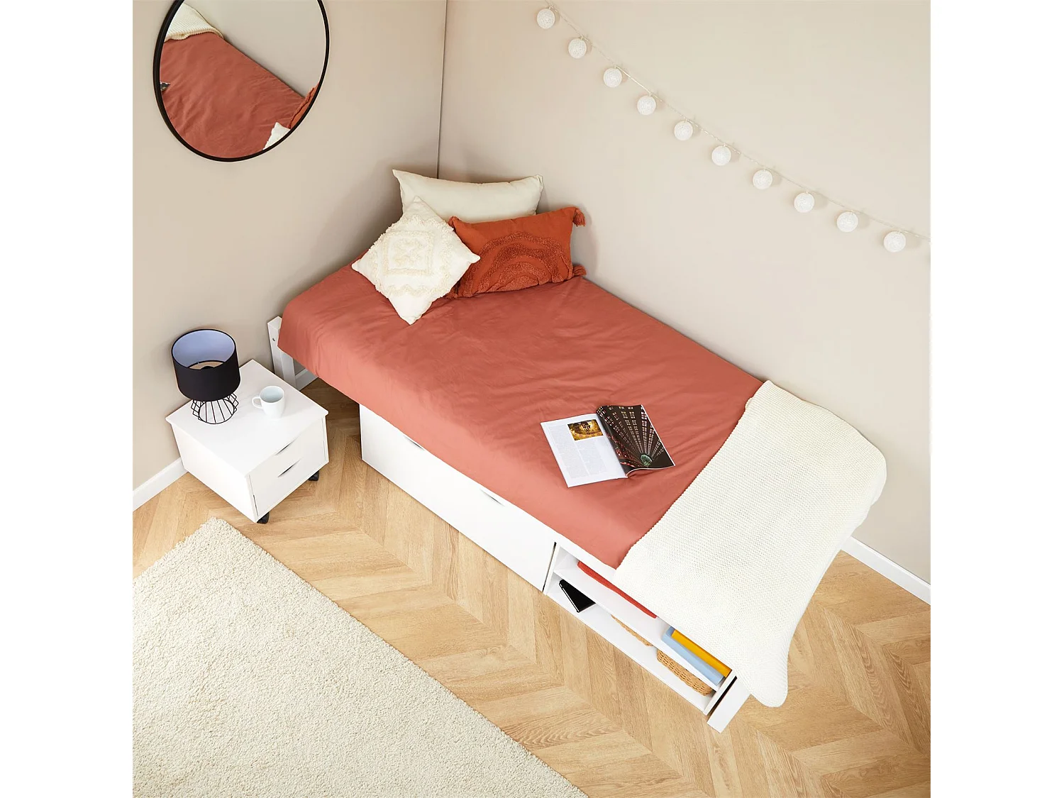 Lit fonctionnel SABRINA lit simple 90x190 cm pour enfant, 1 table de chevet sur roulettes, 1 grand tiroir et 2 étagère, en pin blanc