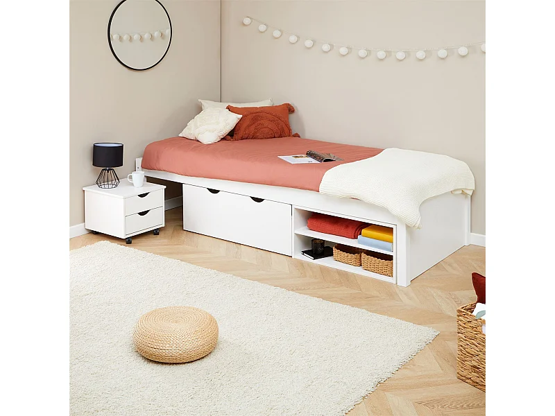 Lit fonctionnel SABRINA lit simple 90x190 cm pour enfant, 1 table de chevet sur roulettes, 1 grand tiroir et 2 étagère, en pin blanc
