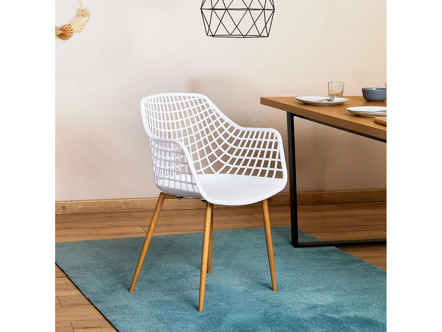 Lot de 4 chaises LUCIA pour salle à mange design retro avec accoudoirs, coque en plastique blanc et pieds en métal décor chêne