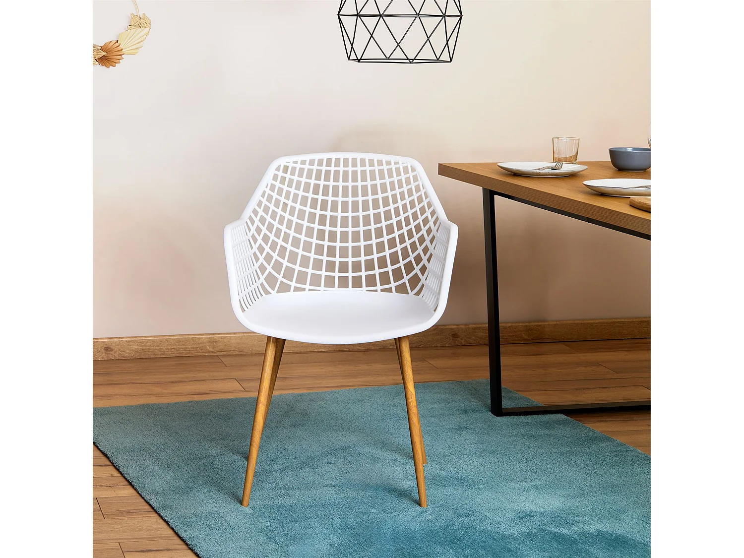 Lot de 4 chaises LUCIA pour salle à mange design retro avec accoudoirs, coque en plastique blanc et pieds en métal décor chêne