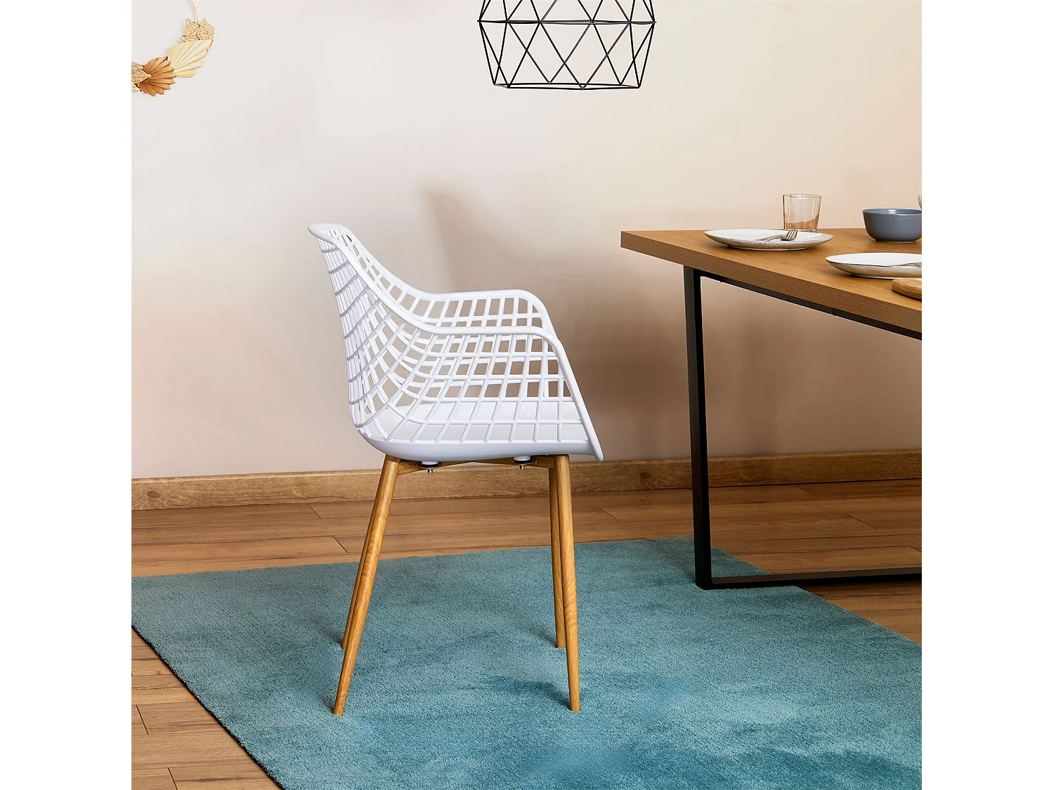 Lot de 4 chaises LUCIA pour salle à mange design retro avec accoudoirs, coque en plastique blanc et pieds en métal décor chêne