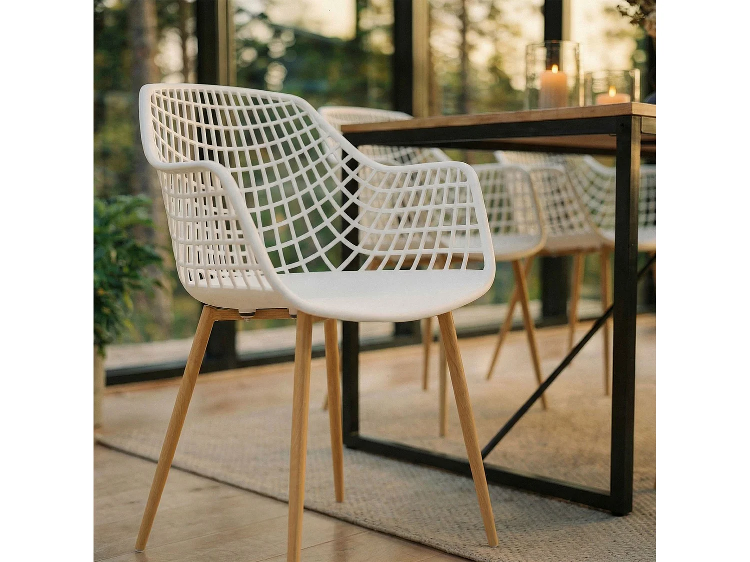 Lot de 4 chaises LUCIA pour salle à mange design retro avec accoudoirs, coque en plastique blanc et pieds en métal décor chêne