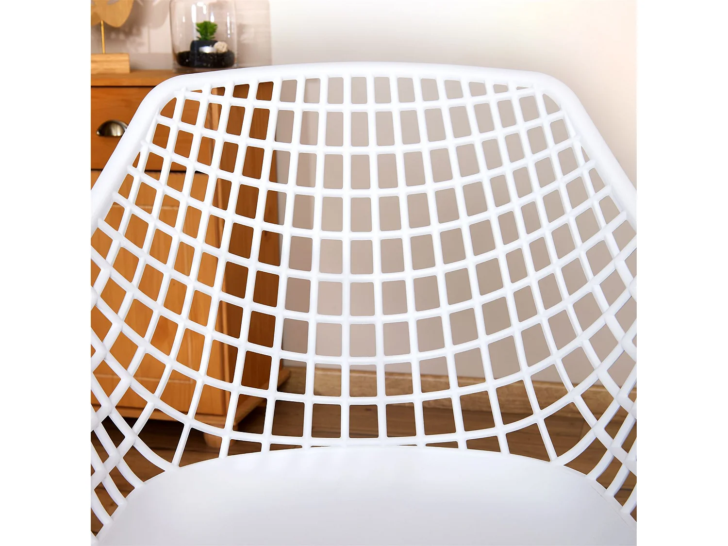 Lot de 4 chaises LUCIA pour salle à mange design retro avec accoudoirs, coque en plastique blanc et pieds en métal décor chêne