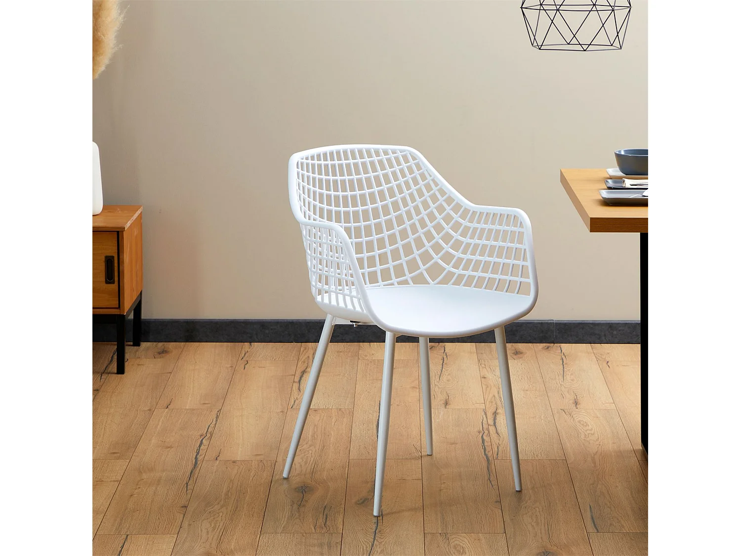 Lot de 4 chaises LUCIA pour salle à manger ou cuisine au design retro, en plastique blanc et 4 pieds en métal laqué blanc