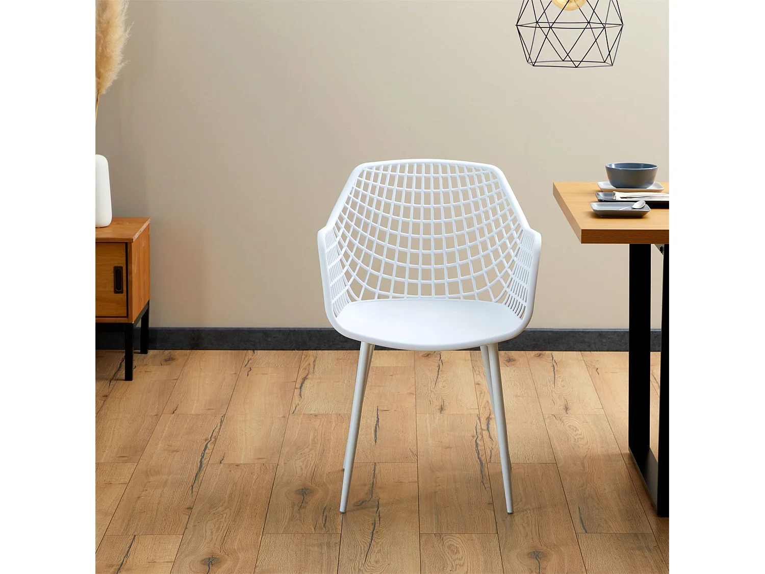 Lot de 4 chaises LUCIA pour salle à manger ou cuisine au design retro, en plastique blanc et 4 pieds en métal laqué blanc