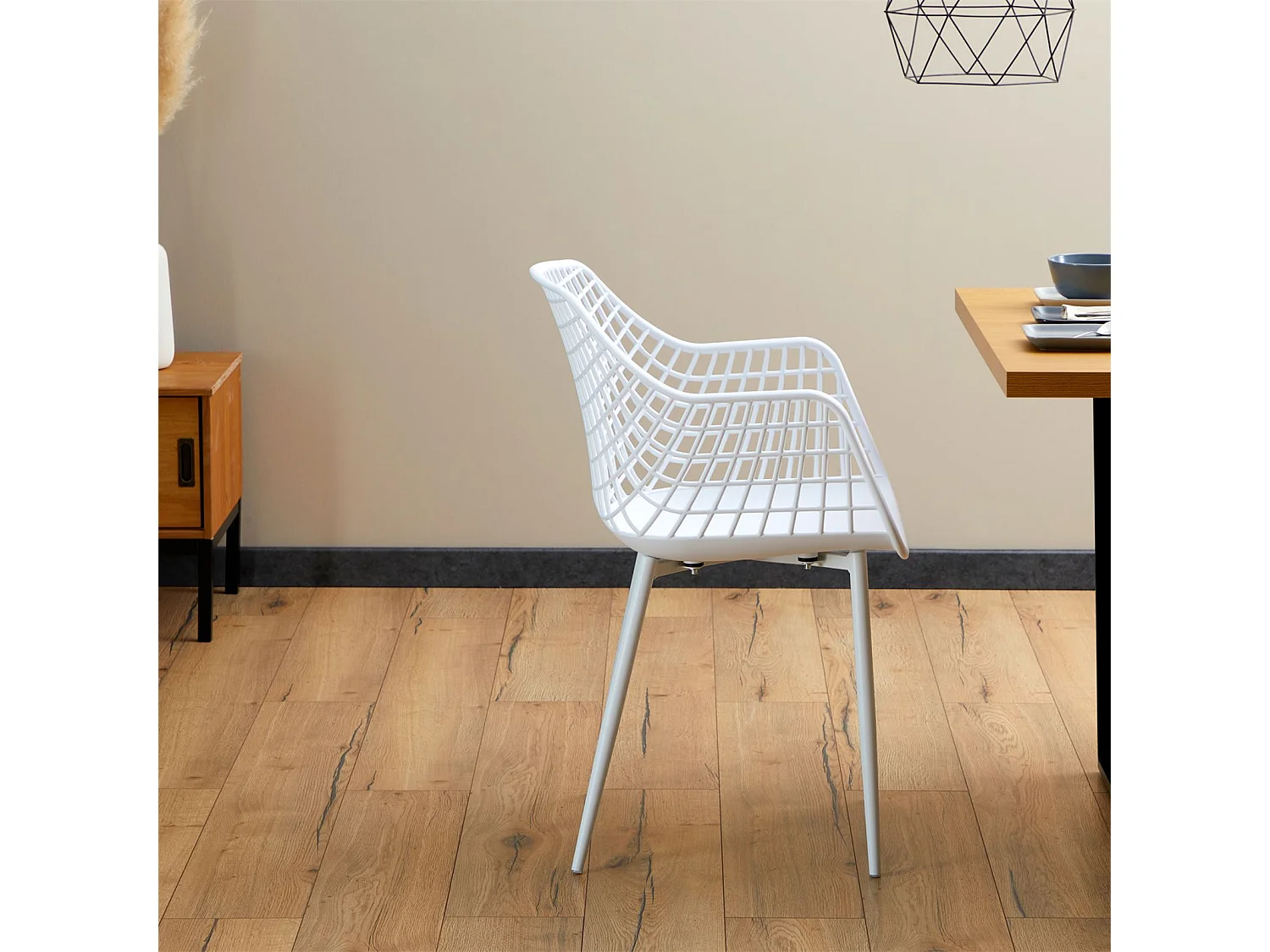Lot de 4 chaises LUCIA pour salle à manger ou cuisine au design retro, en plastique blanc et 4 pieds en métal laqué blanc