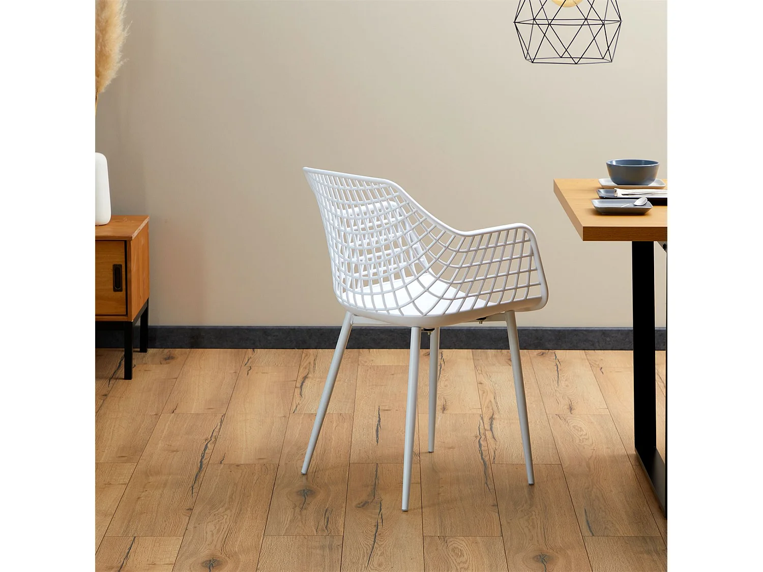 Lot de 4 chaises LUCIA pour salle à manger ou cuisine au design retro, en plastique blanc et 4 pieds en métal laqué blanc