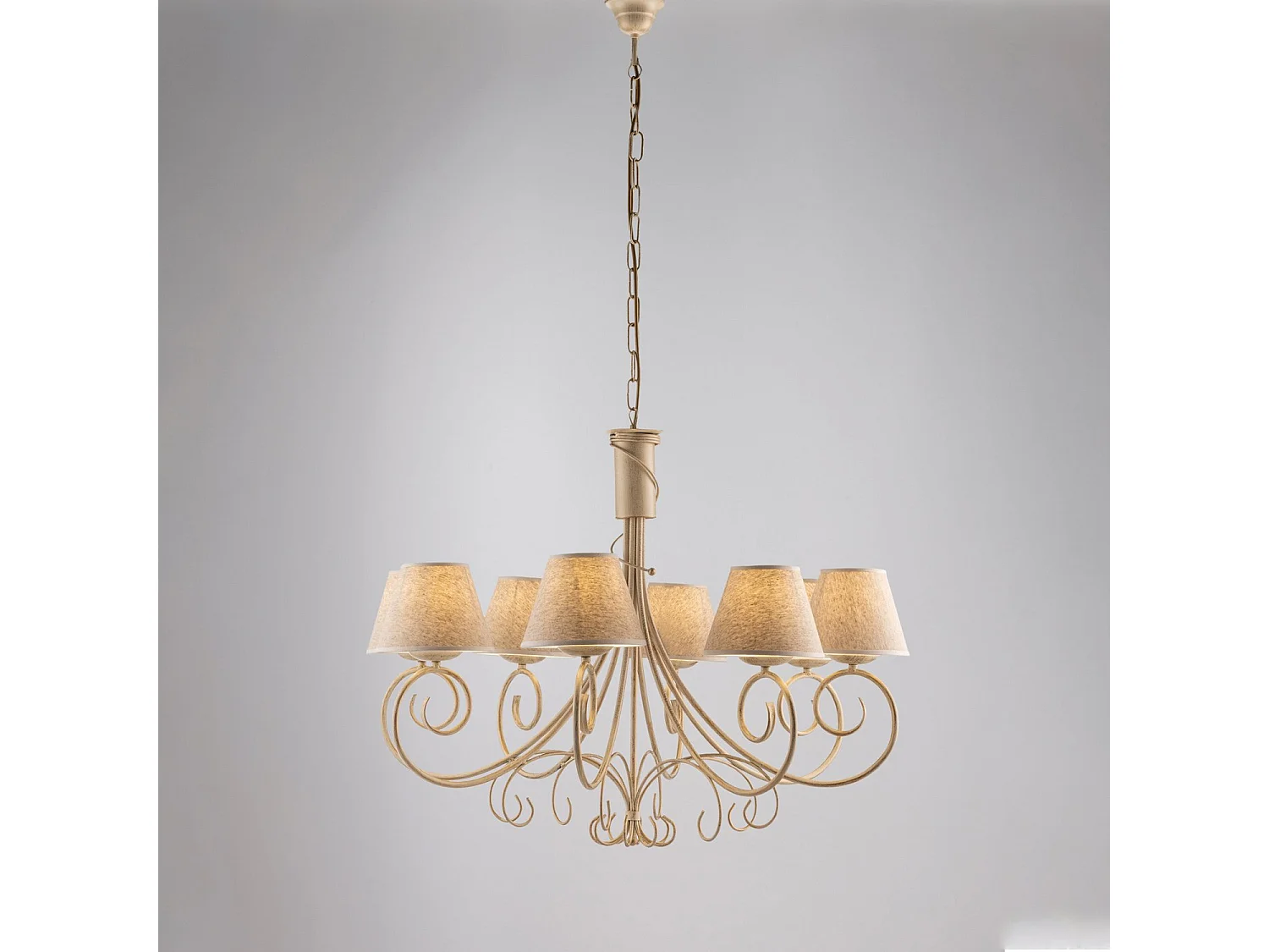 Lampadario 8 Luci Vienna Ferro Avorio E Oro Con Paralumi In Pvc