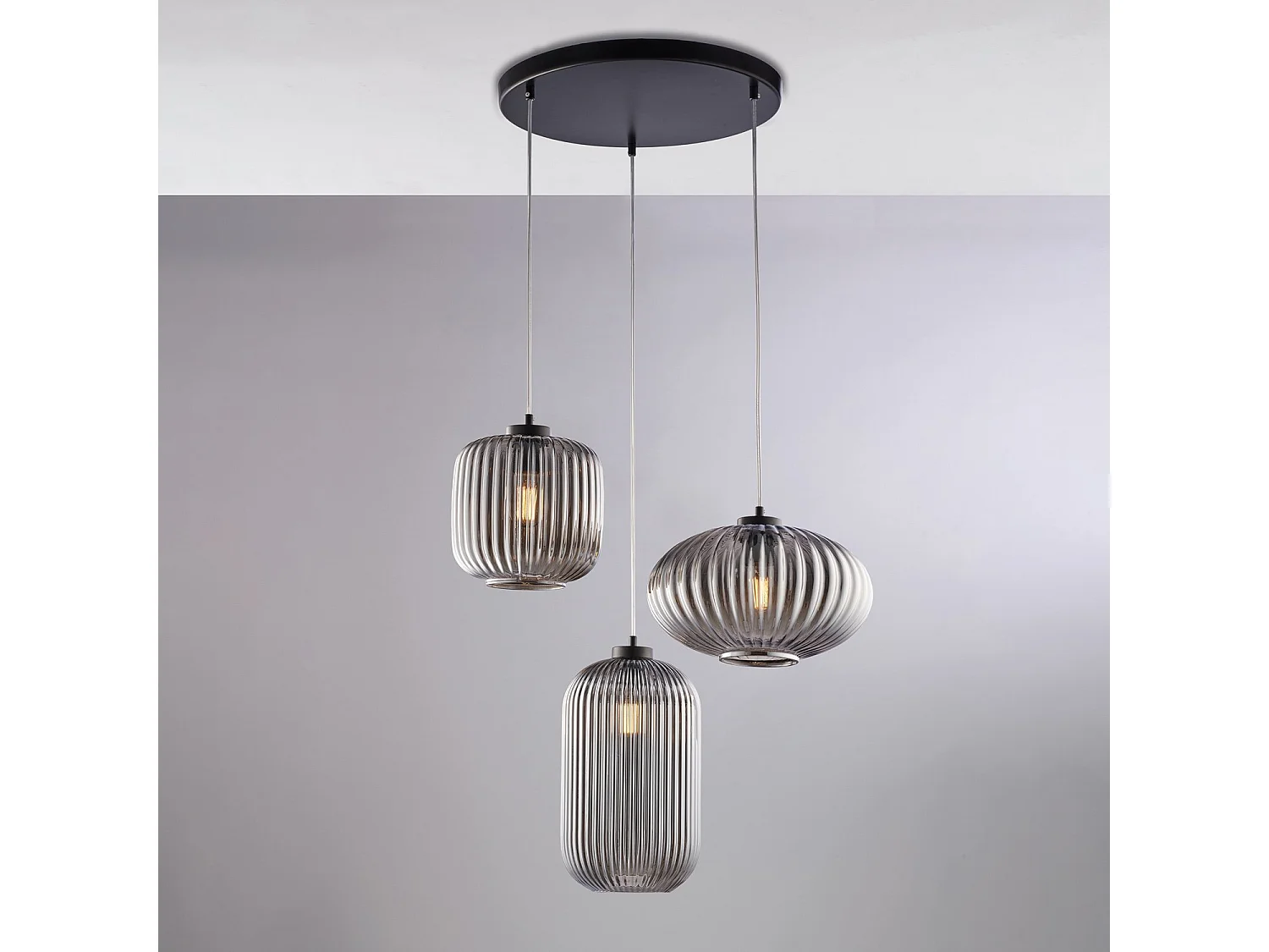 Suspension Glamour fer noir, câbles réglables, verre soufflé miroir gris décor rayé, 3 lumières, look élégant