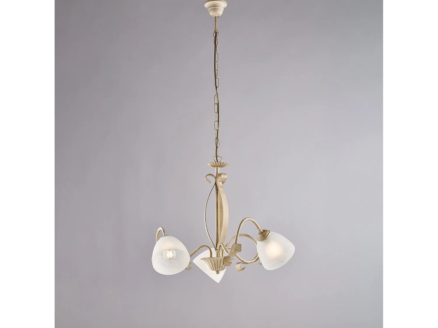 Lustre Forgiato fer ivoire, déco or antique, verre albâtre d.13, 3 lumières d.51 cm, style classique chaleureux