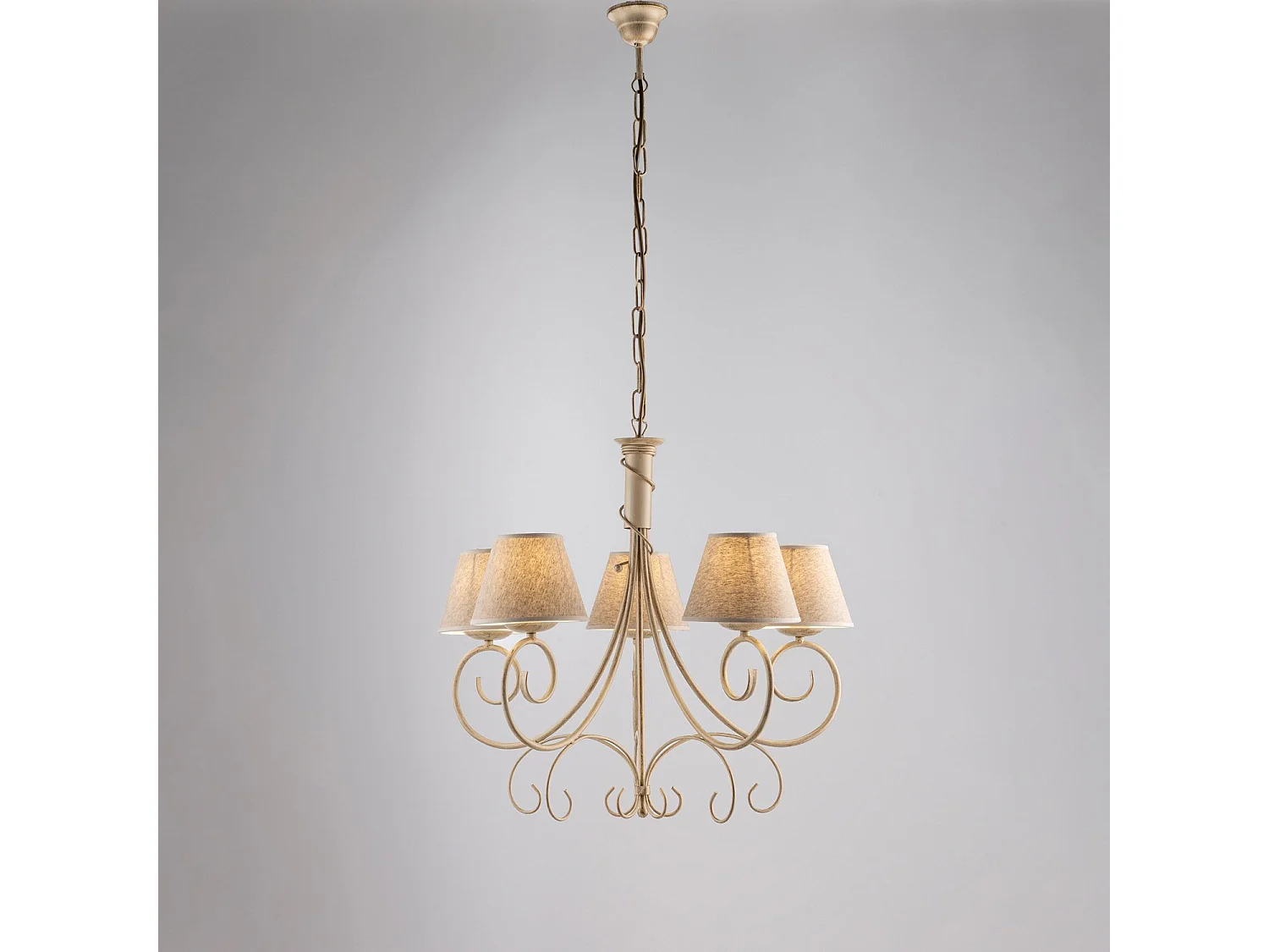 Lustre Vienna fer ivoire, décor or antique, abat-jour jute d.13, 5 lumières d.60 cm, charme vintage intemporel