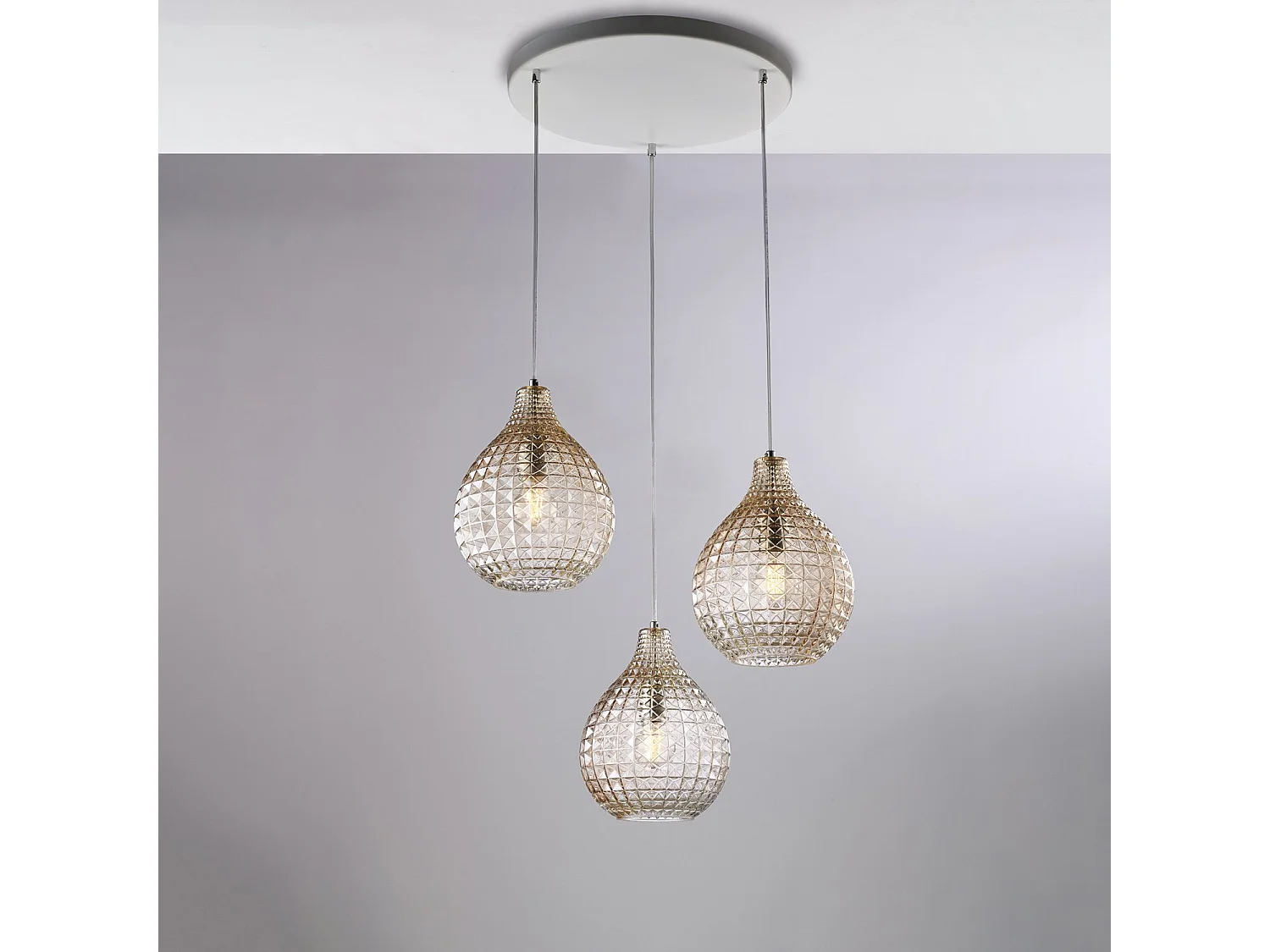 Lampe à suspension Diamante en fer blanc et structure chromée avec câbles réglables et diffuseurs en verre soufflé ambré