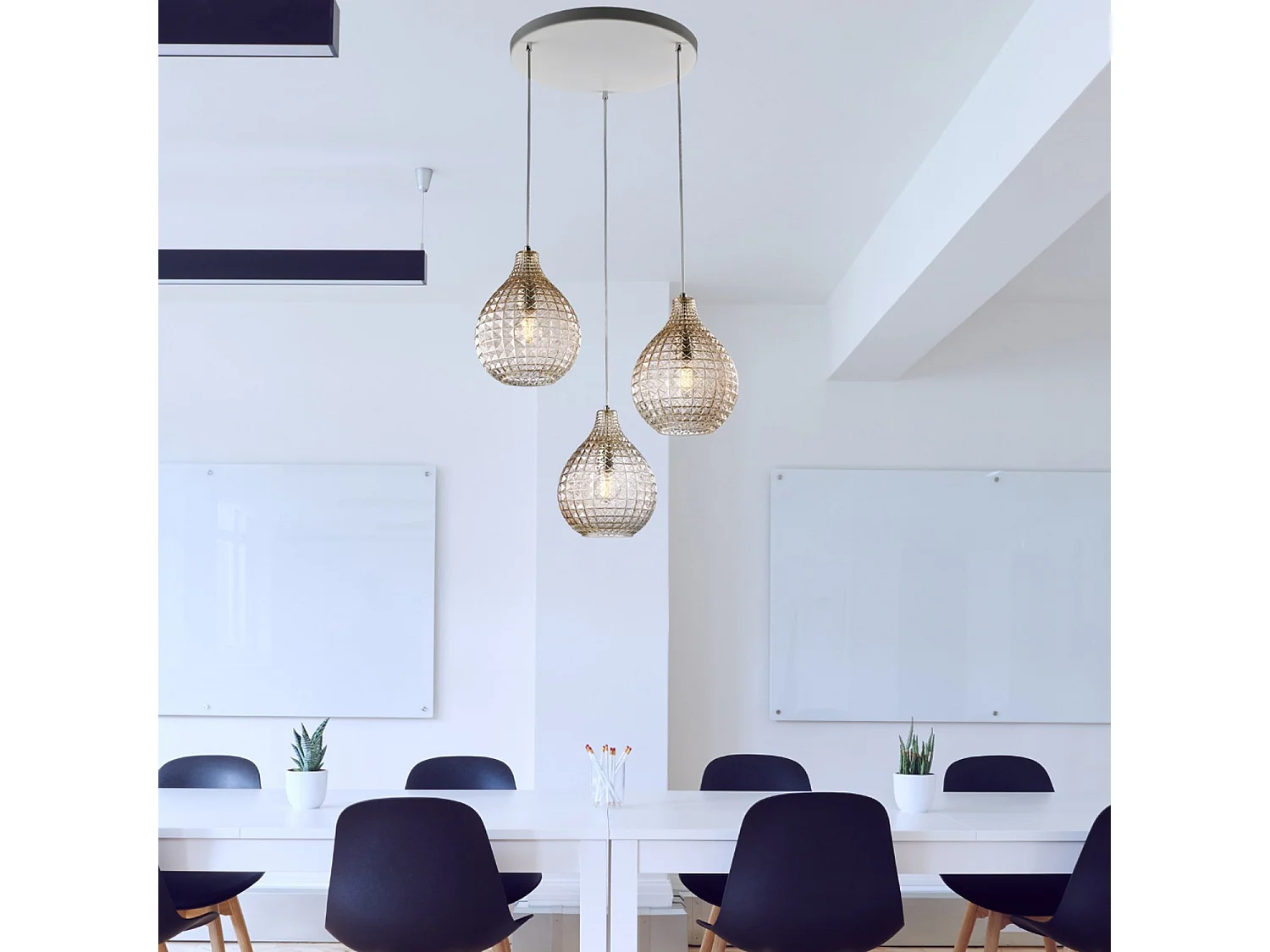 Lampe à suspension Diamante en fer blanc et structure chromée avec câbles réglables et diffuseurs en verre soufflé ambré