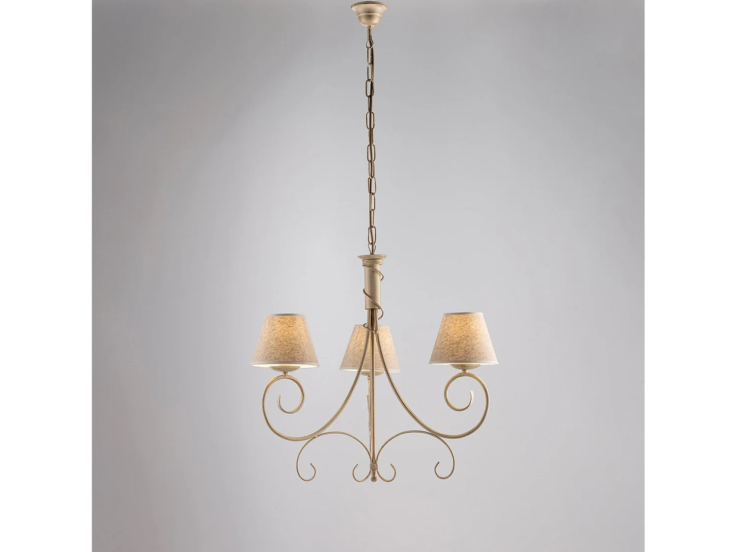 Lustre Vienna fer ivoire, décor or antique, abat-jour jute d.13, 3 lumières d.52 cm, déco douce et lumineuse