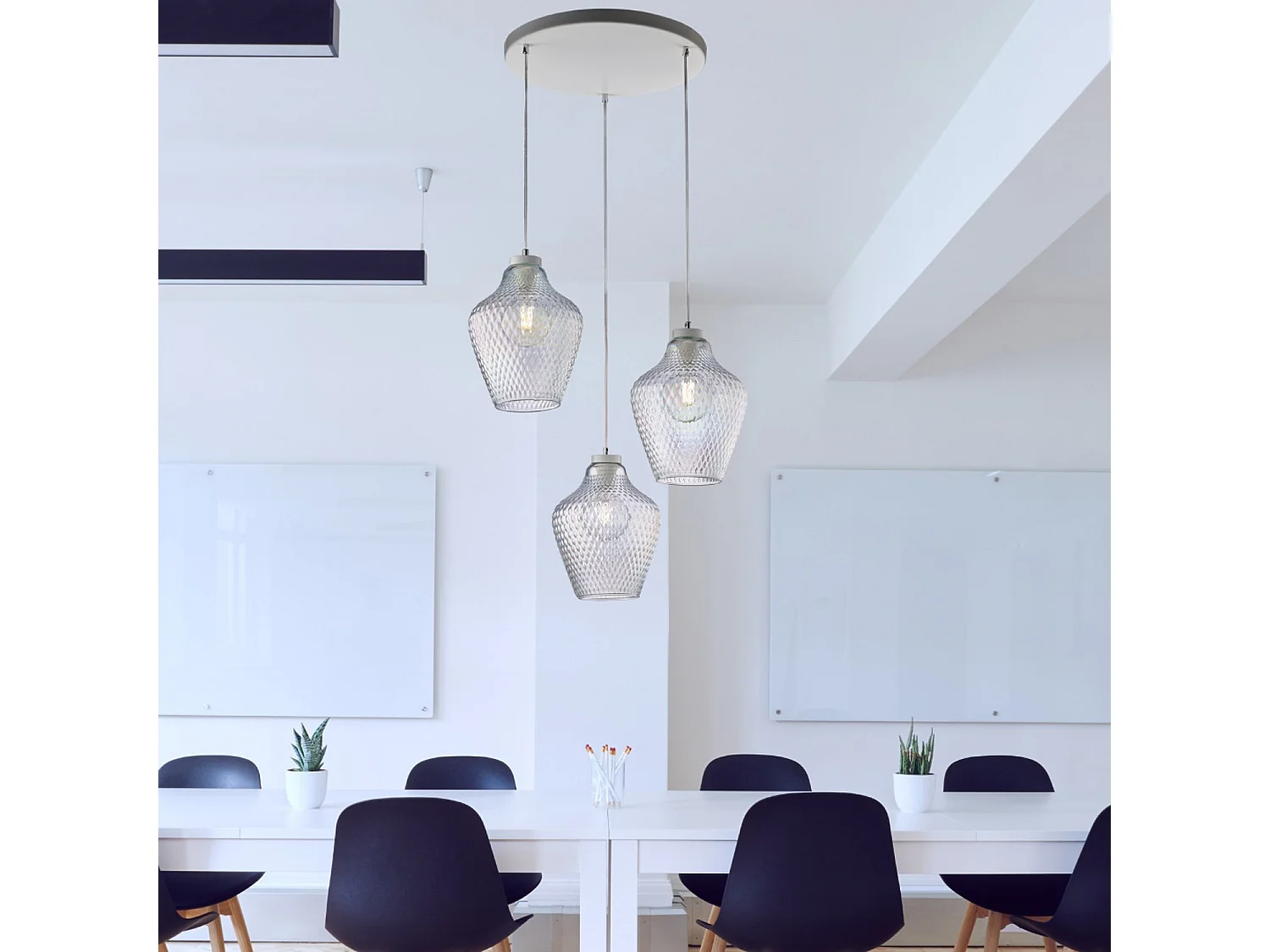 Suspension Maya fer blanc, câbles orientables, verre soufflé transparent à relief, 3 lumières, design moderne