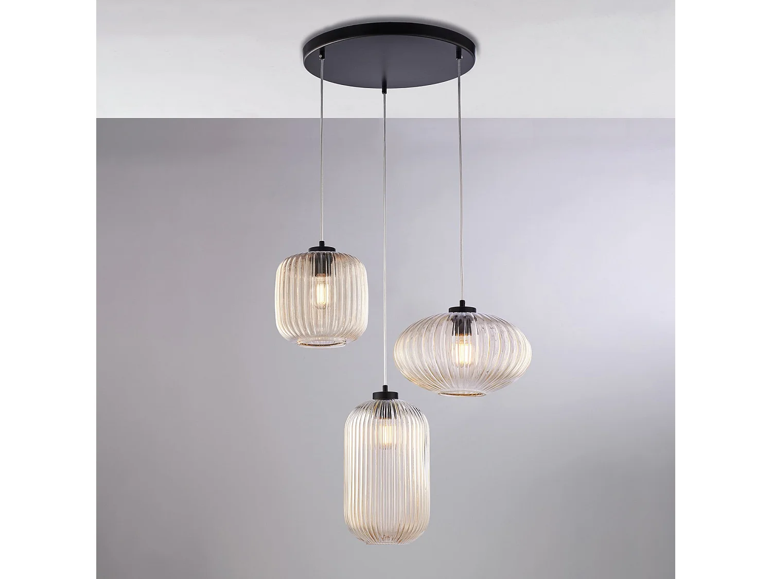 Lampe à suspension Glamour en fer laqué noir avec câbles électriques réglables et diffuseurs en verre soufflé ambré