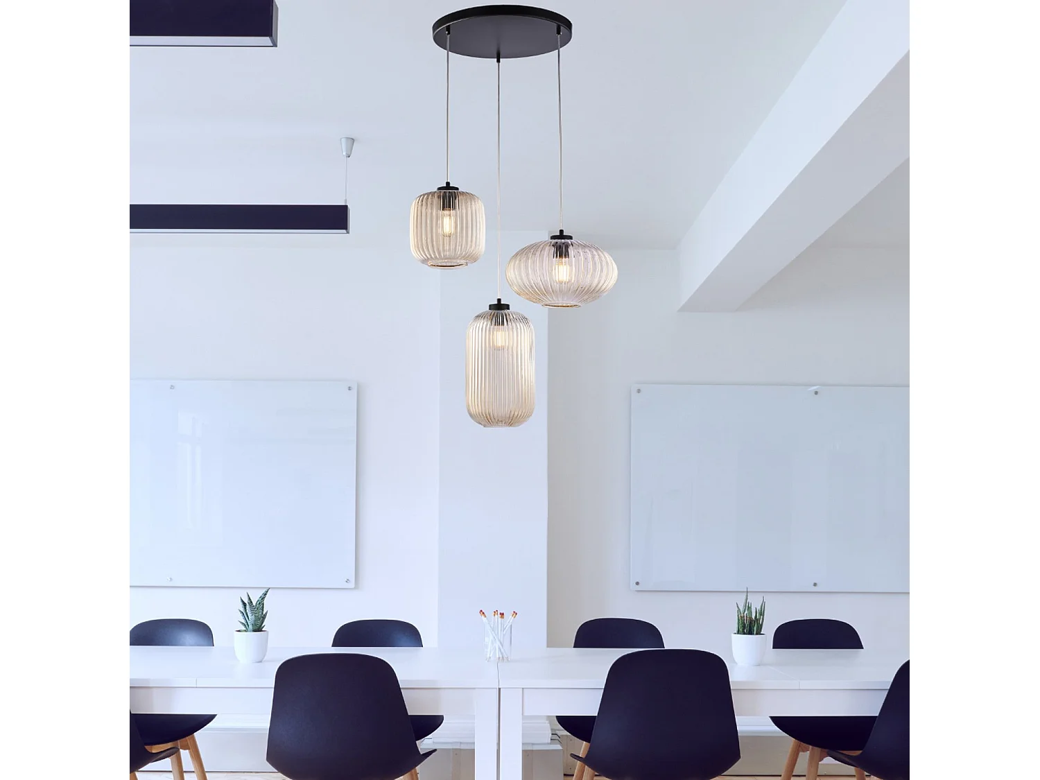 Lampe à suspension Glamour en fer laqué noir avec câbles électriques réglables et diffuseurs en verre soufflé ambré