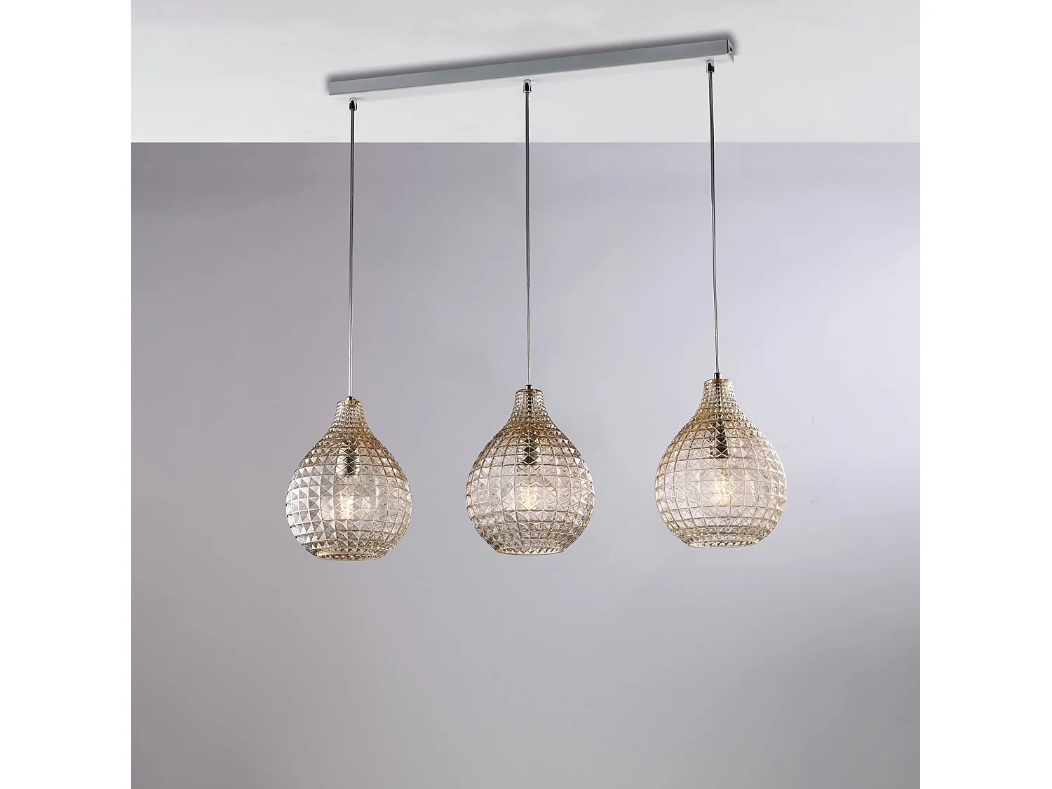 Diamante Calha em ferro branco e moldura cromada com cabos reguláveis ​​e difusores em vidro soprado âmbar com dec. 3 efeitos de cristal de luz