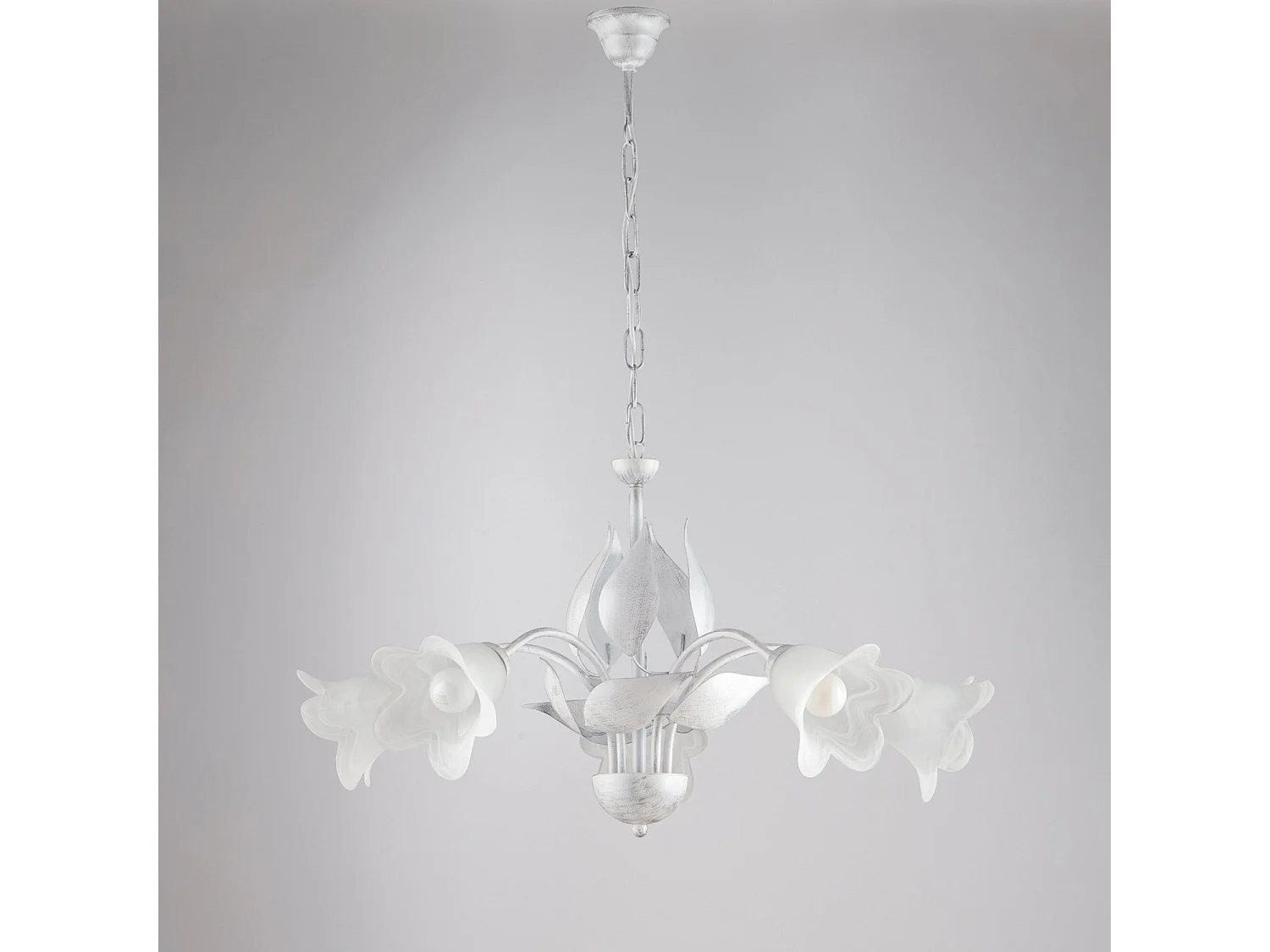 Olga - Lámpara de araña de hierro lacado en blanco con decoración. Difusores de plata antigua y cristal d. 14 alabastro blanco 5 luces 103 - Ø68