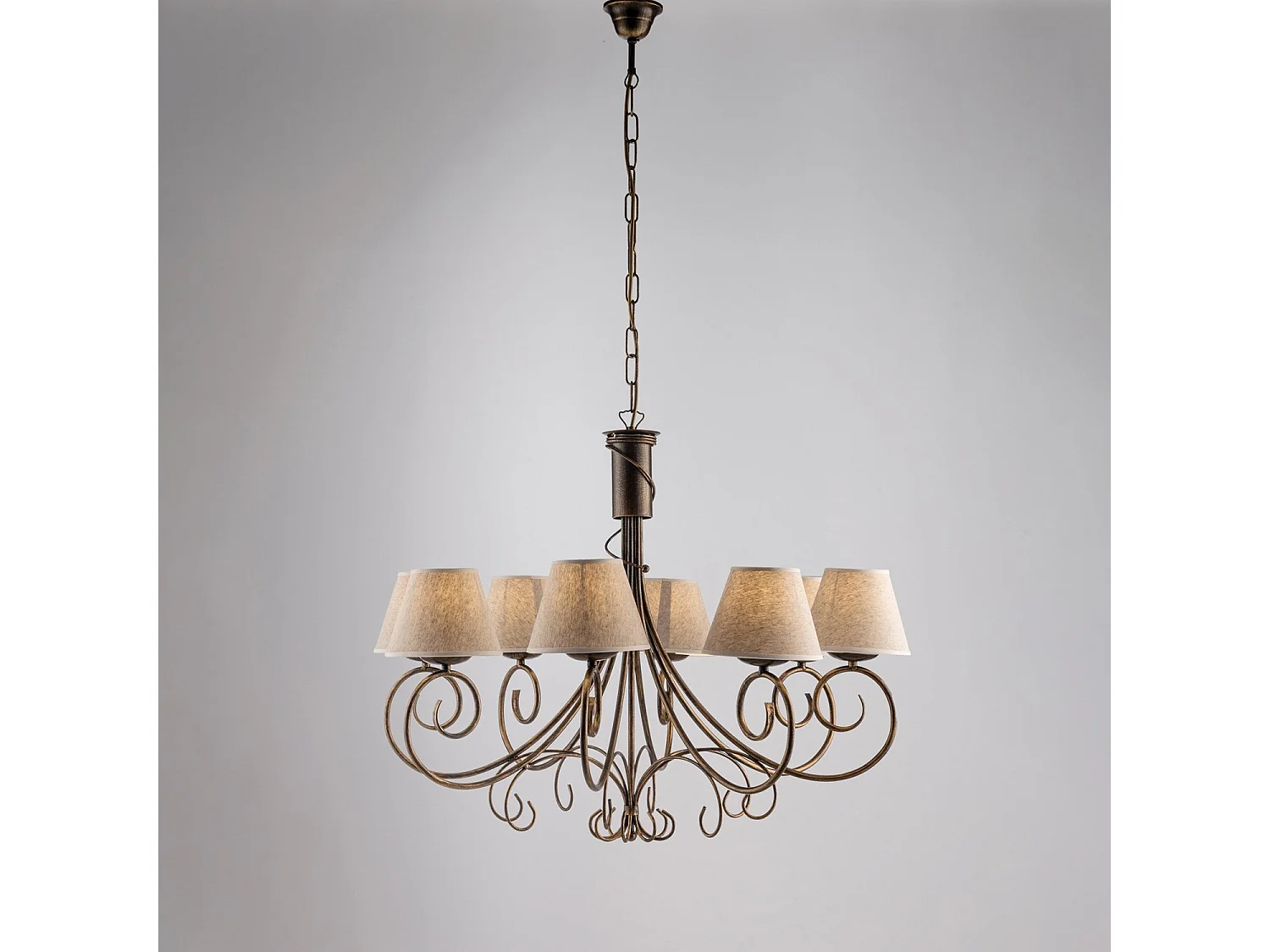 Lustre Vienna fer marron, décor or antique, abat-jour jute d.13, 8 lumières d.78 cm, ambiance rustique chic