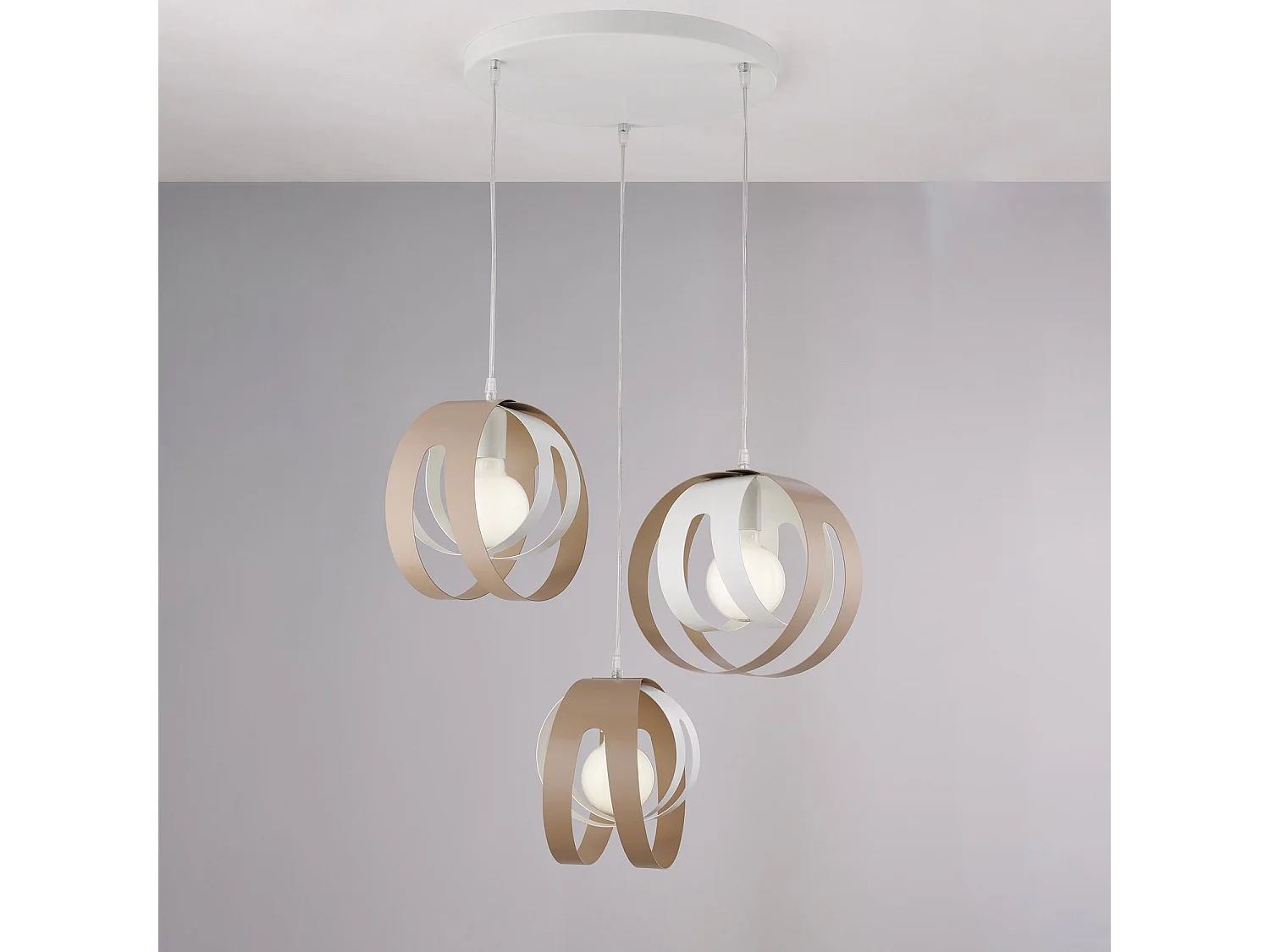 Suspension Tobias rosace ronde, diffuseurs laser fer blanc/gris tourterelle, câble orientable, 3 lumières d.55 cm