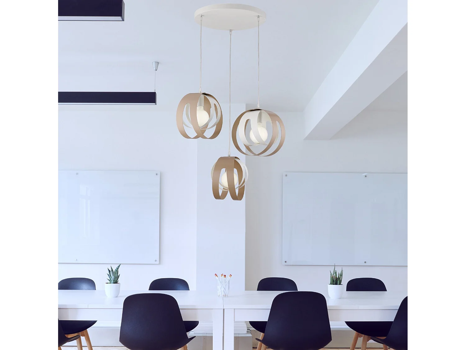 Suspension Tobias rosace ronde, diffuseurs laser fer blanc/gris tourterelle, câble orientable, 3 lumières d.55 cm