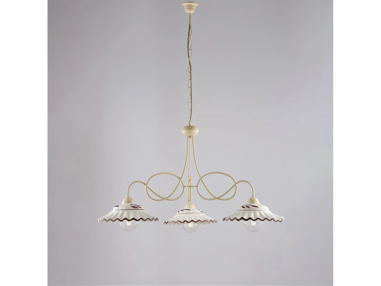 Lámpara de araña Bistrot en hierro lacado marfil y decoraciones. Efecto decapé con difusores cerámicos d. 30 blanco y marrón 3 luces 115 Ø80