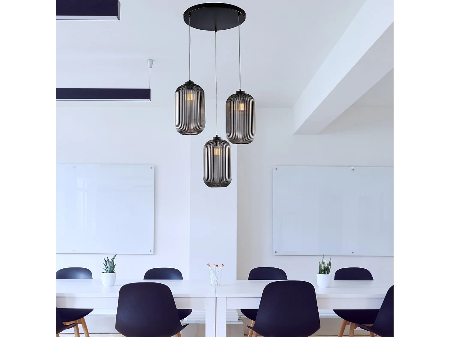 Suspension Krizia fer noir, câbles réglables, verre soufflé miroir gris décor rayé en relief, 3 lumières, style moderne