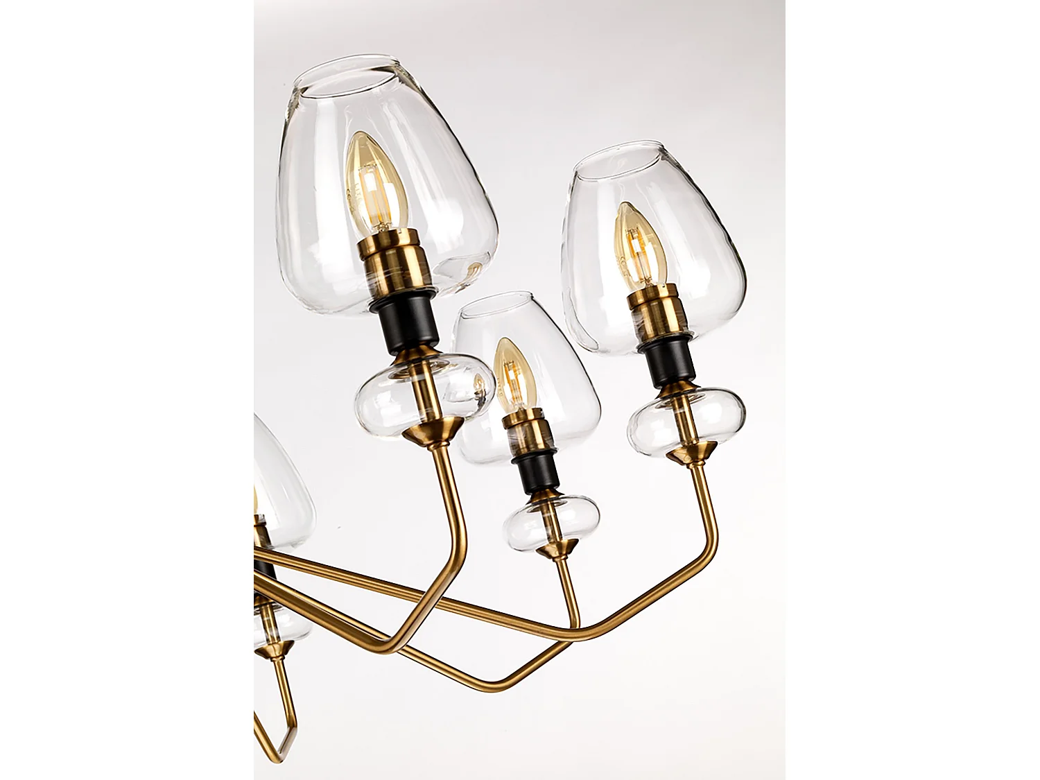 Armand 8-Licht-Kronleuchter, gealtertes Messing, Glasschirm