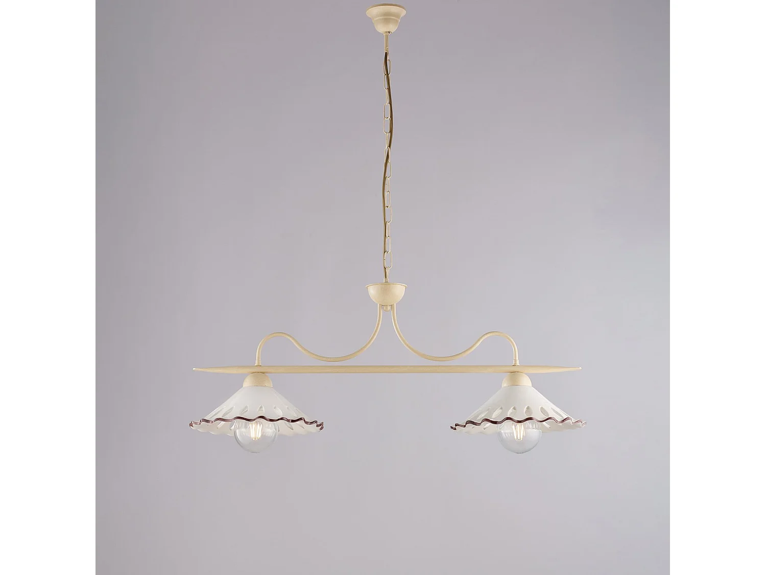 Lustre Osteria fer ivoire, déco effet décapé, diffuseurs céramique d.30 blanc/marron, 2 lumières, format 83x30 cm