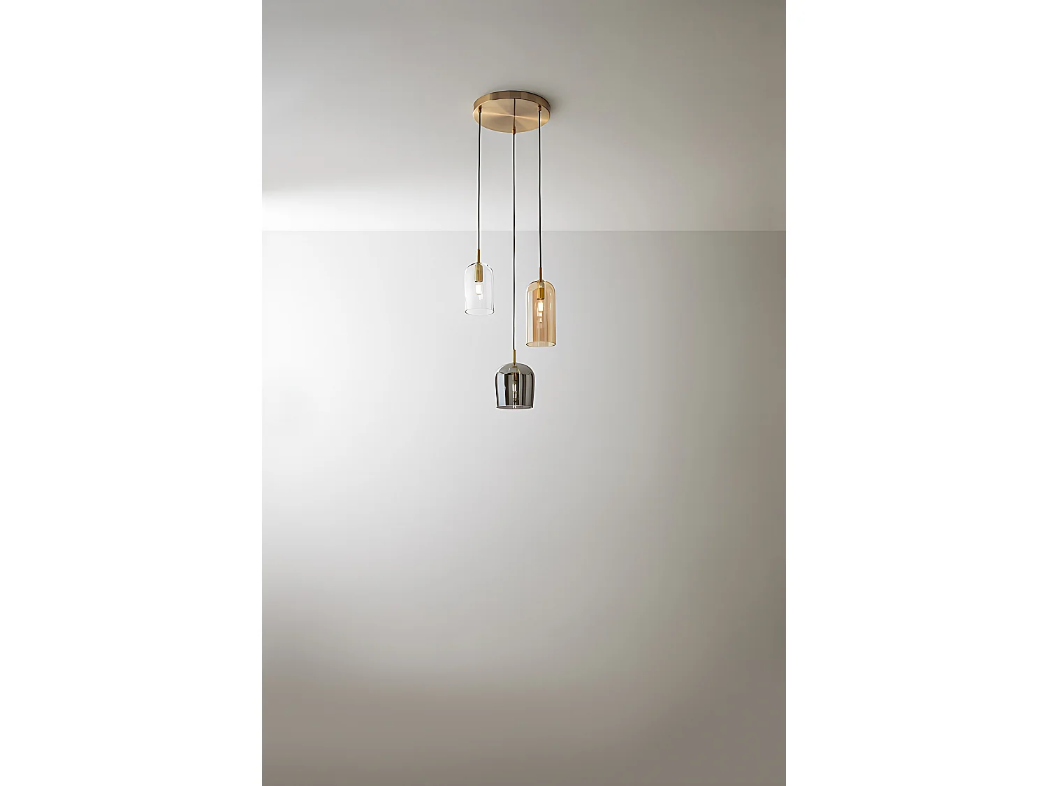 Pendellampe med 3 lyskilder, børstet guld, ravfarvet/røget transparent glas, sorte tekstilkabler, 3xE14 40 W - Perenz
