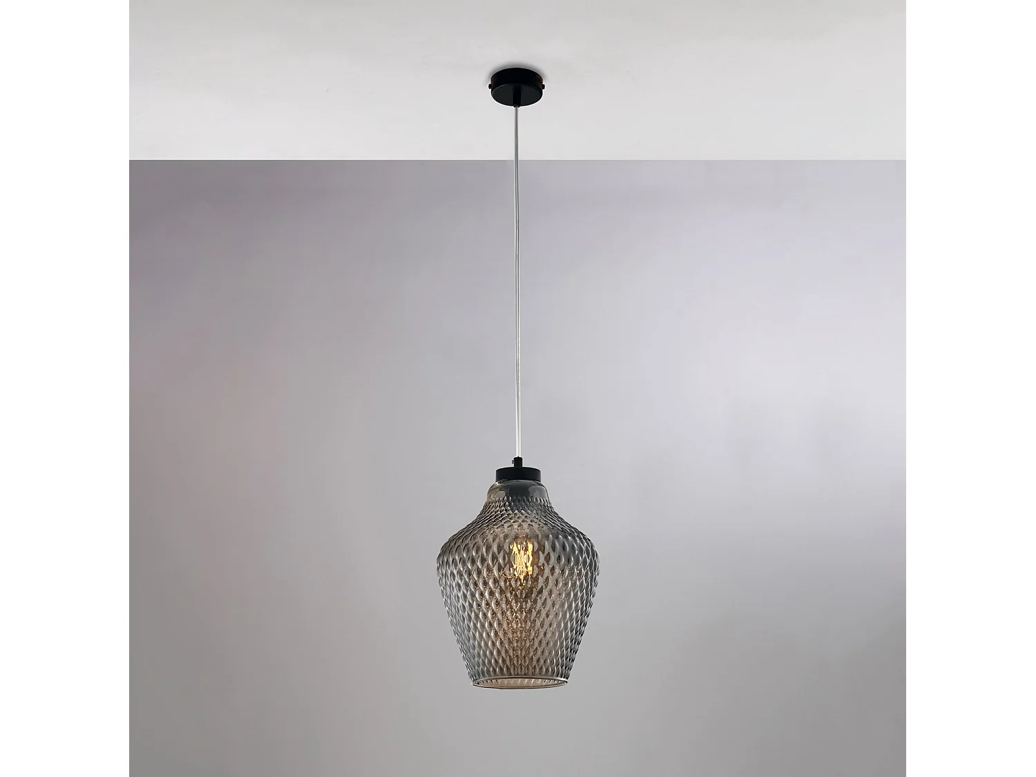 Sospensione 1 Luce Maya In Ferro Laccato Nero E Vetro Soffiato Grigio Specchiato