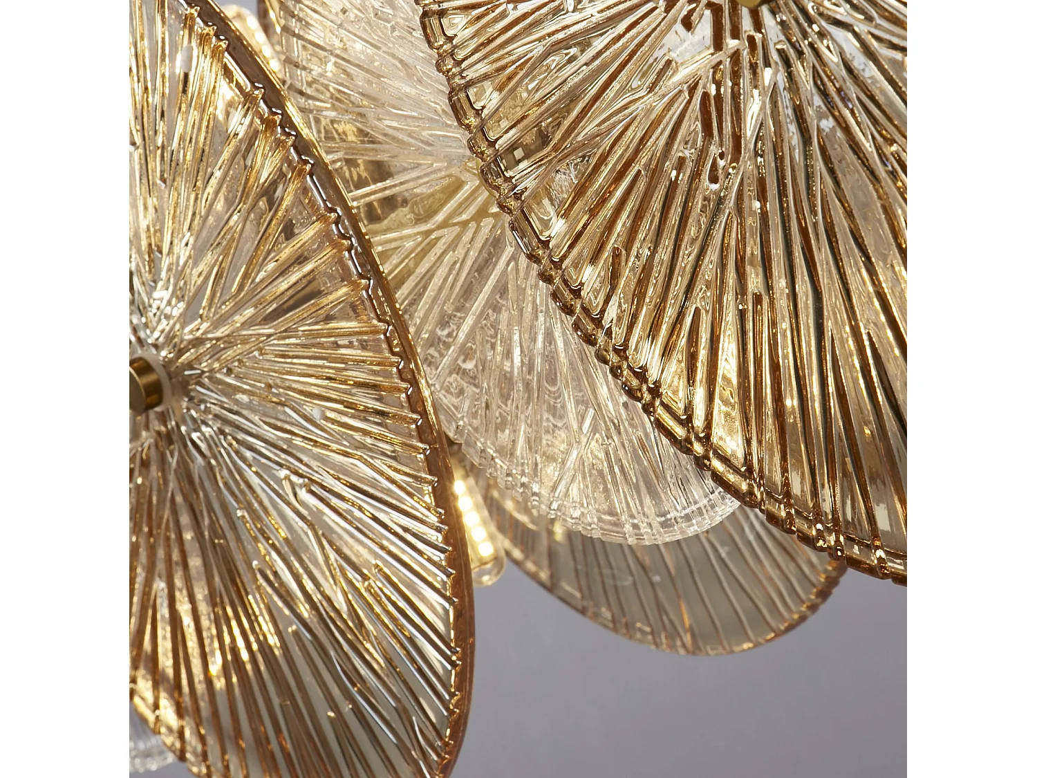 Searchlight Wagon Wheel Colgante de barra de 10 luces, metal de bronce, vidrio transparente/ámbar