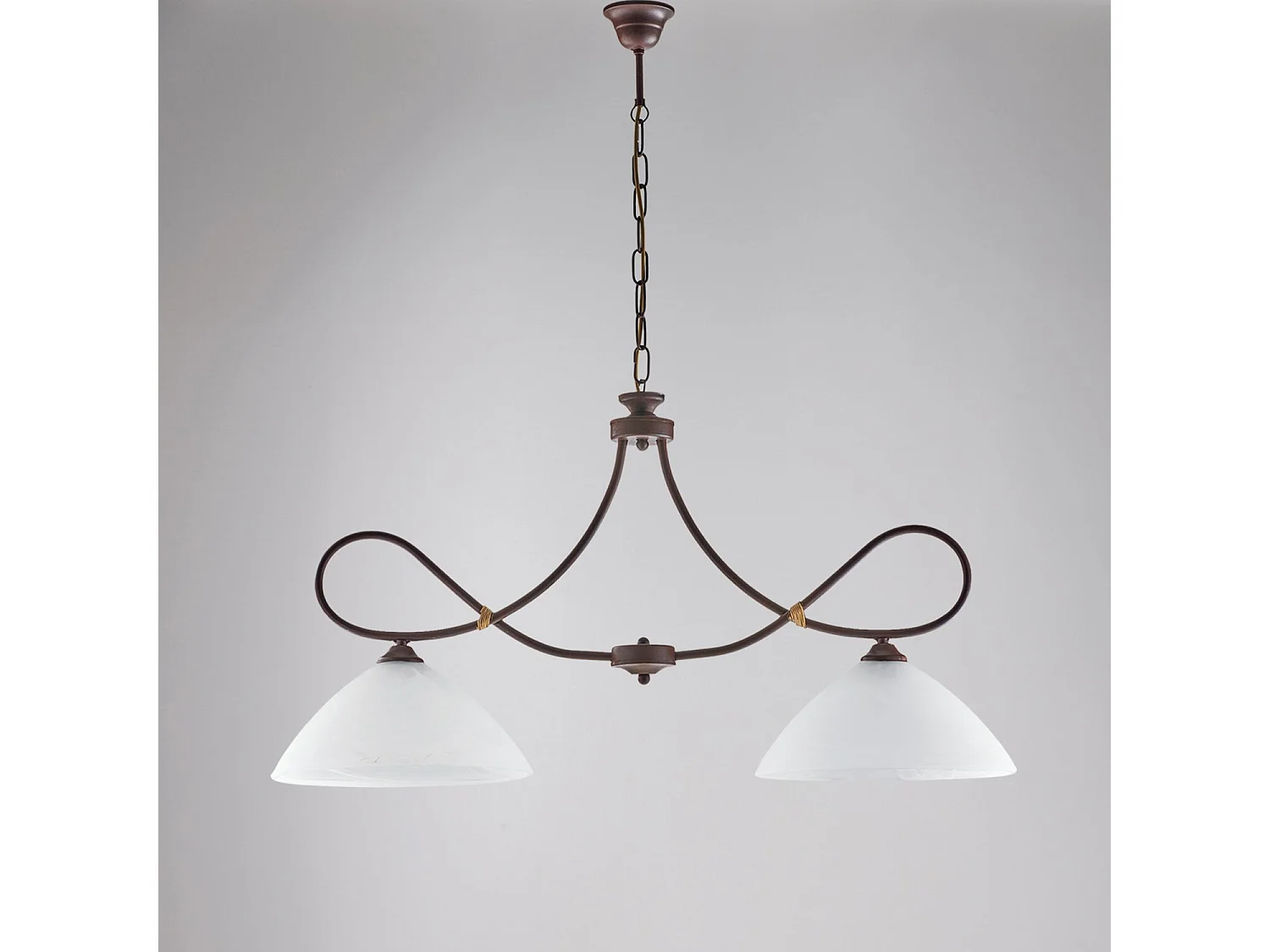 Dallas - Lustre em ferro lacado preto com deco efeito ferrugem e acabamento em ouro antigo com difusores de vidro d. 13 alabastro branco 2 luzes