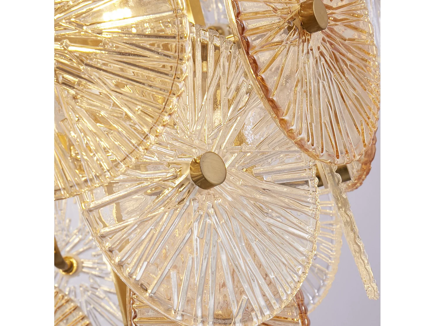 Searchlicht Wagon Wheel 9-flammige Pendelleuchte aus bronzefarbenem und bernsteinfarbenem Glas