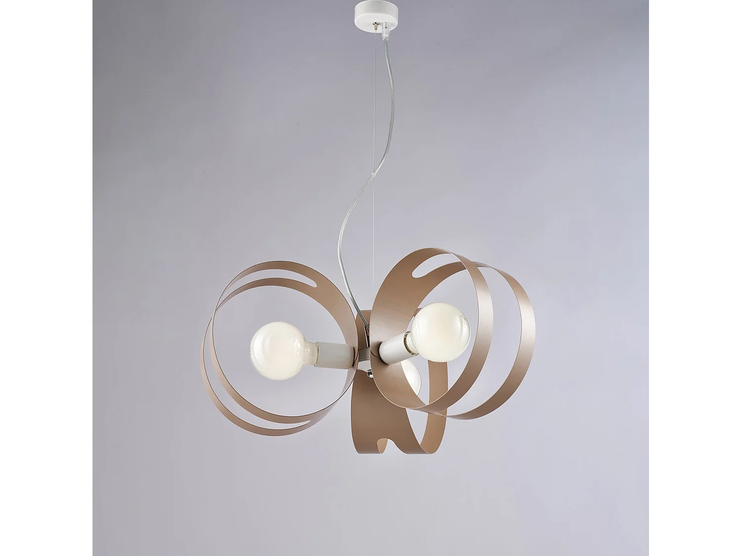 Suspension Peter fer blanc, bandes laser gris tourterelle, câble acier réglable, 3 lumières d.48 cm, design original